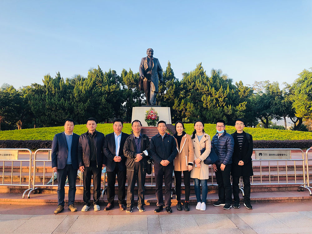 6-战略综合党支部赴深圳博物馆及莲花山公园开展“不忘初心学党史”主题教育，，，，，，有用引发党组织的凝聚力和向心力，，，，，，切实提高党员干部的党性修养和责恣意识。。。。。。。.jpg